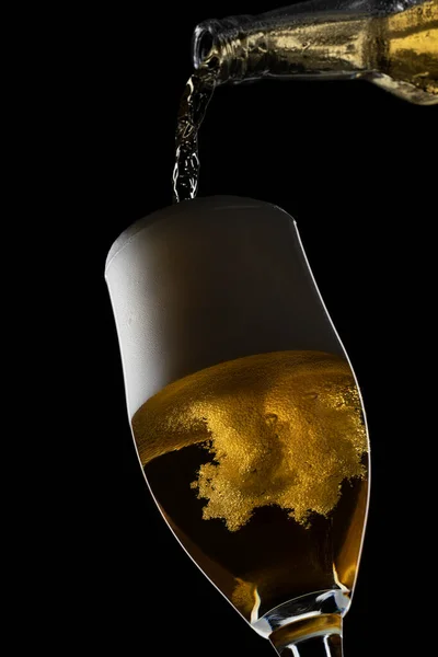 Uma Cerveja Derramando Copo Fundo Preto — Fotografia de Stock