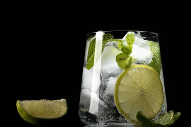 Siyah arkaplanda yansımalı mojito kokteyli..