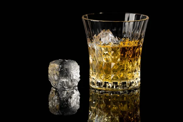 Whiskey Und Eis Mit Reflexion Auf Schwarzem Hintergrund — Stockfoto