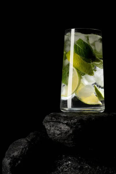 Mojito Cocktail Met Limoen Een Zwarte Achtergrond — Stockfoto