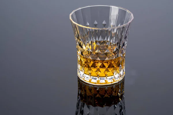 Geïsoleerd Shot Whisky Met Reflectie Zwarte Achtergrond — Stockfoto