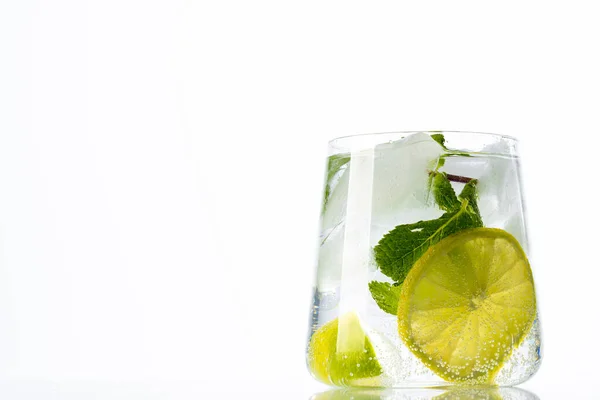 Frischer Und Kalter Mojito Cocktail Auf Weißem Hintergrund — Stockfoto