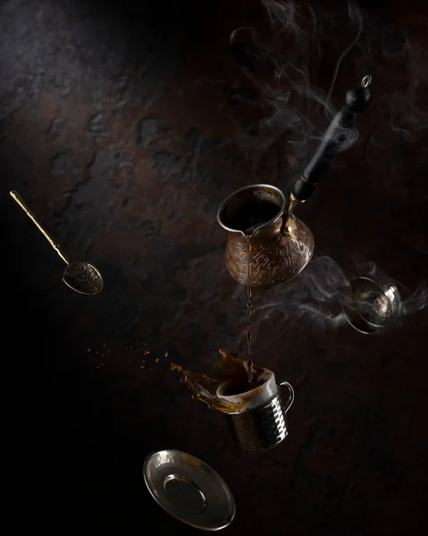 コーヒーとタークを茶色の背景で浮遊させます コーヒーのスプラッシュ トルココーヒー — ストック写真