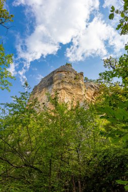 Bir yaz günü, doğa ile iletişim, bir turist arayışı, pitoresk bir bölgede, dağ sıraları ve yaylalar boyunca seyahat etmek.