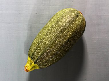 Gri bir arka planda sebzeler, hacimli gölgeli yan ışıklandırma, tasarım çözümleri için, üst açı, yakın çekim.