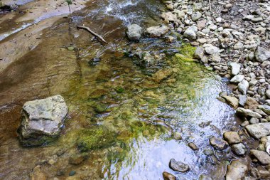 Dağ sıraları, kaynaklar, dağ nehri kıyısında yürüyüş yolları, doğal kayalar, arka planlar, dağlık arazinin panoramik manzaraları..
