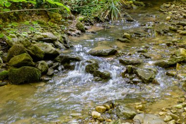 Dağ sıraları, kaynaklar, dağ nehri kıyısında yürüyüş yolları, doğal kayalar, arka planlar, dağlık arazinin panoramik manzaraları..