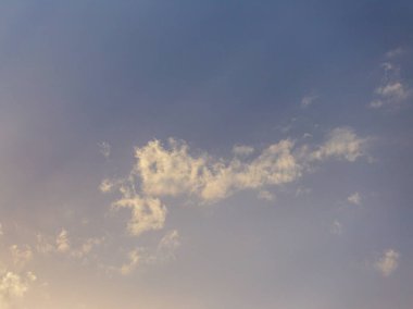 Akşam gökyüzü, güneşin ışığı yağmur bulutlarıyla kaplı, doğanın sakin durumu, yağmur cephesi başka bir yere taşındı..