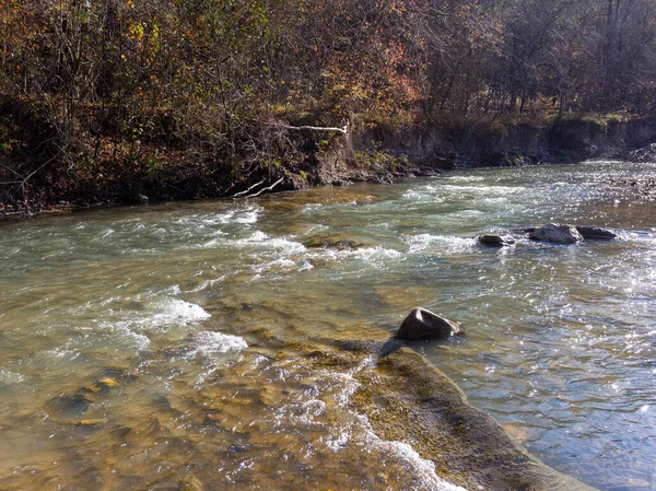 Осінній Ранок Гірській Річці Мілководдя Чистою Водою Променями Сонця Освітлює — стокове фото