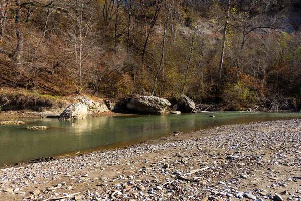 Herbstmorgen Auf Einem Gebirgsfluss Einem Flachen Flussbett Mit Klarem Wasser — Stockfoto