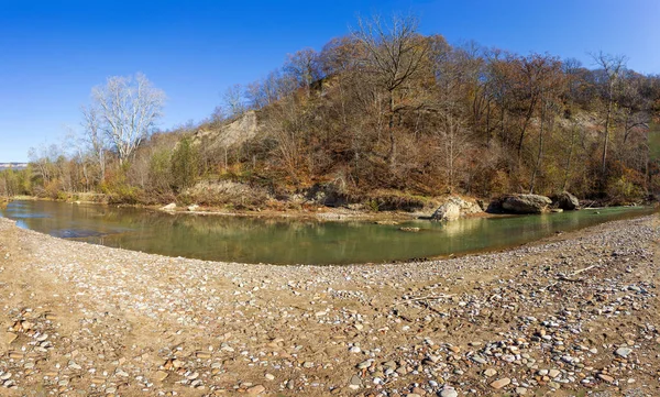 山の川の秋の朝 澄んだ水と太陽の光が岩の底を照らす浅い川底 — ストック写真