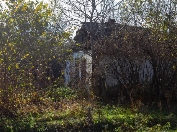 山のシャレーで秋の朝の散歩 山の羊飼いとロガーの生活は 過去に戻ります 住宅の建物やプロットは 荒廃に陥る — ストック写真