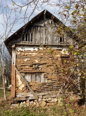 Sonbahar, dağ dağ evi, zamanda geriye giden dağ çobanlarının ve oduncuların hayatı, konut binaları ve araziler bakımsızlığa sürükleniyor..