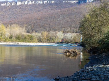 Güneşli bir sonbahar gününde motorlu planör uçurmak.