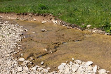 Dağ nehirleri, gezegendeki ekolojik temiz su kaynakları, güneşli bir sonbahar sabahı..