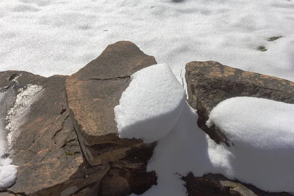 Invierno Chalet Montaña Suelo Cubierto Nieve Las Piedras Descongeladas Nieve —  Fotos de Stock