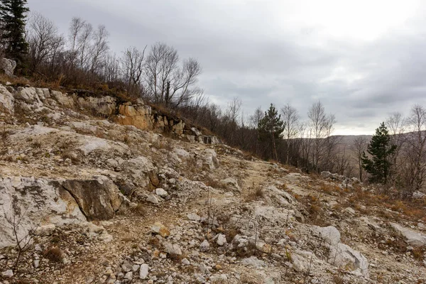 Dağlık bir bölgede, sonbahar, bulutlu bir günde, taştan bir plato..