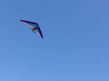 Sonbahar, motoplane uçuşları, doğal bir dağ parkı, bir nehir, bir orman, bir yürüyüş, resim gibi yerler..