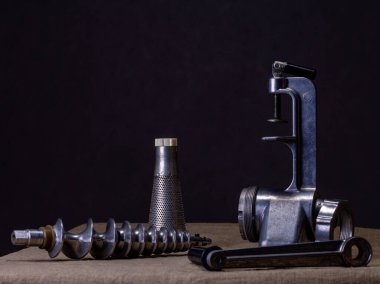 Kıyma makinesi, elle doğrama makinesi..