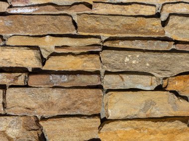 Doğal doğal taş, mekanik olarak işlenmiş, yapı ve diğer tamamlama işleri için bir şekil ve doku verilmiş..