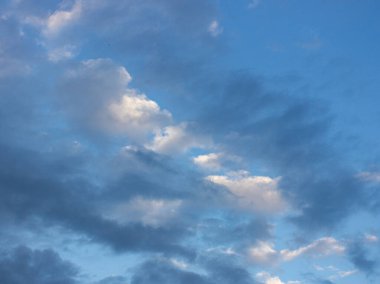 Akşam gökyüzü, güneş ışığı bulutların ve bulutların arasından kırılarak her türlü hava kütlesini oluşturur.. -