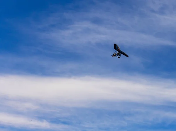 秋の晴れた日に電動ハンググライダーを飛んで — ストック写真