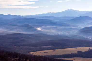 Güneşli bir günde, kar örtüsü olmadan, gözlem güvertelerinde kış dağı manzarası..