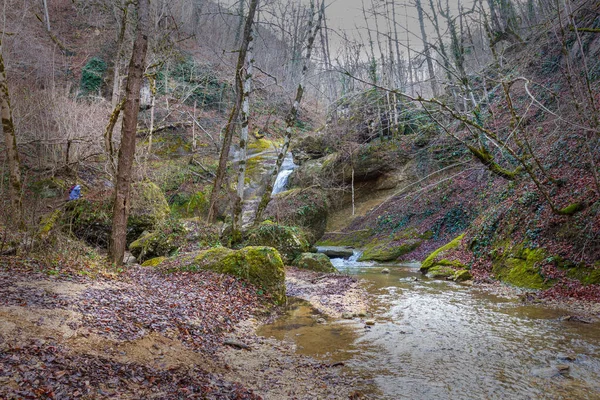 Górska Rzeka Naturalnym Kanale Kaskadami Wodospadami Naturalnym Parku Późną Jesienią — Zdjęcie stockowe