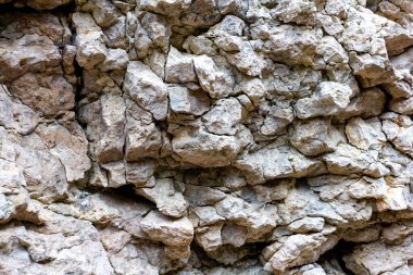 Doğal doğal taş, dağ nehrinin taş tüneli, inşaatlarda ve dekoratif dekorasyonlarda kullanılan hareketsiz malzeme, yakın plan..