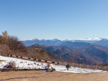 Güneşli bir sonbahar gününde, dağlık bölgelerdeki turizm merkezlerinin panoramik manzaraları, doğa ile yürüyüş ve iletişim.
