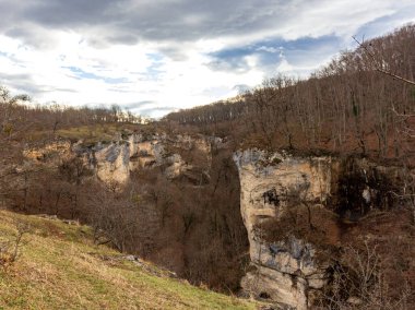Dağ nehrinin panoramik manzarası kanyon manzarasından, bir sonbahar günü dağlık arazide dinlenir..