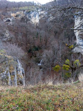 Dağ nehrinin panoramik manzarası kanyon manzarasından, bir sonbahar günü dağlık arazide dinlenir..