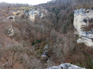Dağ nehrinin panoramik manzarası kanyon manzarasından, bir sonbahar günü dağlık arazide dinlenir..