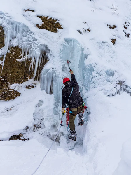 Διάσωσης Ορειβάτες Στην Εκπαίδευση Στα Βουνά Χειμώνα — Φωτογραφία Αρχείου