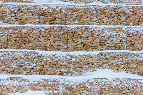 Gabionenstrukturen Den Berghängen Entlang Der Schneebedeckten Straße — Stockfoto