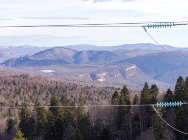 dağlar, güneşli bir kış gününde dağlık arazinin panoramik manzarası, doğa ile yürüyüş ve iletişim.