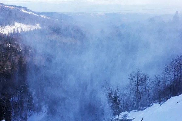 晴れた冬の日の山岳地帯のパノラマビュー自然との散歩やコミュニケーション — ストック写真