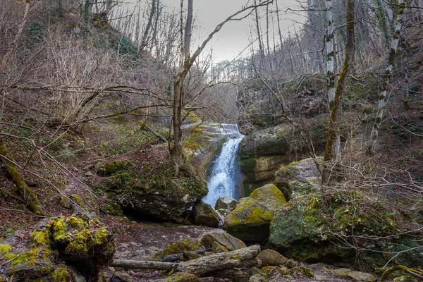 Natürliches Flussbett Und Wasserfälle Einem Gebirgsfluss Herbst Naturpark Spaziergänge Malerischen — Stockfoto