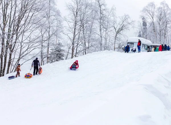 Maykop Adygea Russische Federatie 2022 Familie Vakantie Bergen Ijzige Winterochtend — Stockfoto