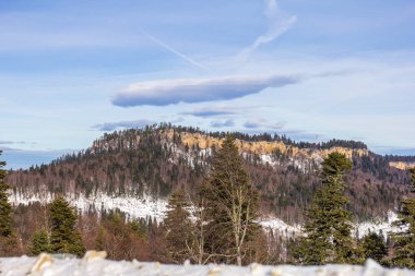 Kış, dağ manzarası, karla kaplı orman ve doğa yürüyüşleri.
