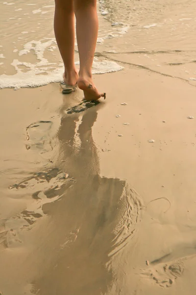 Vrouw lopen op het strand. — Stockfoto