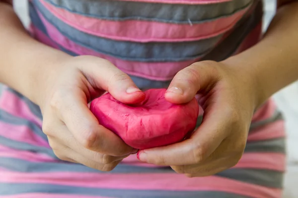 Oyun hamurundan oyuncaklar yaratmak