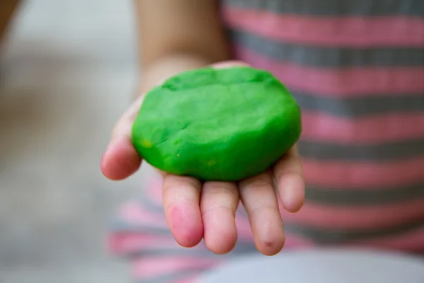 Colore verde giocare pasta a portata di mano — Foto Stock
