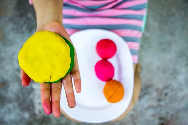 yığını renkli oyun hamuru yandan