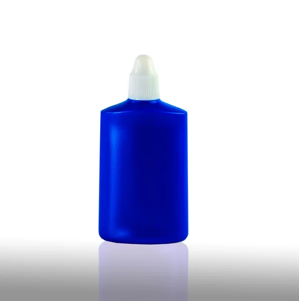 Flacone di plastica blu con liquido detergente. Isolato sul dorso bianco — Foto Stock