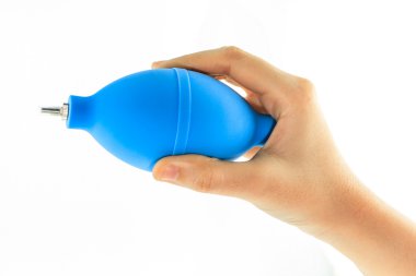 Hava üfleyici ile fotoğraf makinesi temizlemek için el