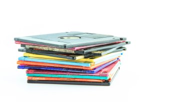 eski bir bilgisayar disketine yığını üzerinde beyaz backgro izole