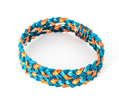 beyaz zemin üzerinde moda bilezik