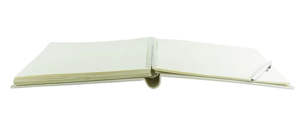 Aperto notebook vuoto a spirale con penna isolata — Foto Stock