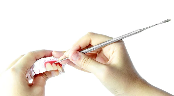 Main de femme Faire une prothèse dentaire avec outil — Photo